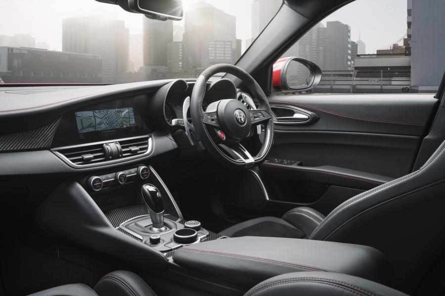 Интерьер Alfa Romeo Giulia Quadrifoglio (952) 2017 года  (AU) (фото 4 из 41)